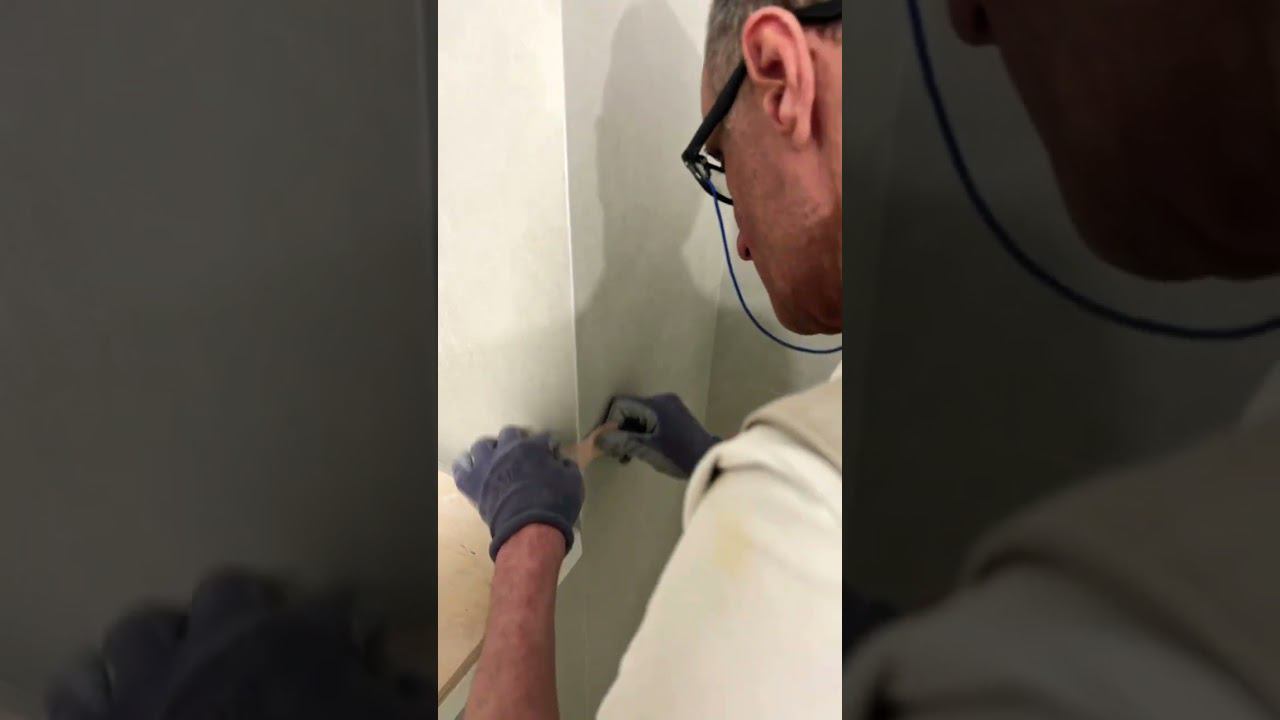 Процесс обработки затиркой внешних углов плитки, предварительно запиленных под 45 градусов. смотреть онлайн