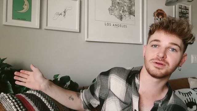 10 SMALL APARTMENT DECORATING TIPS + HACKS // Lone Fox смотреть онлайн