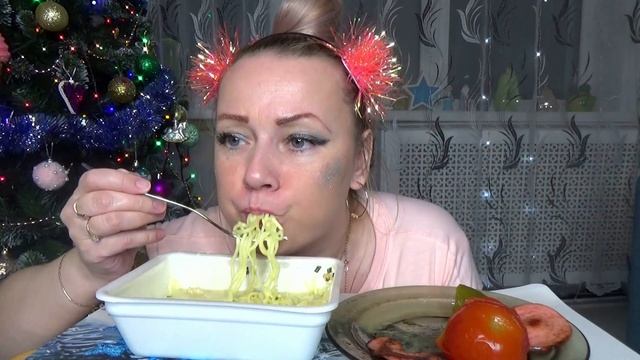 МУКБАНГ ЛАПША ДОШИРАК С ЖАРЕНОЙ КОЛБАСОЙ , ДОМАШНИЕ СОЛЕНЬЯ///Mukbang еда на камеру/ Русский мукбан смотреть онлайн
