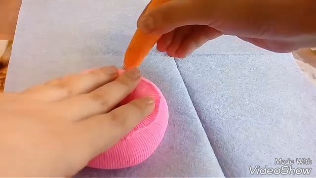 Как сделать мягкий пончик из носка DIY How to make a soft donut from a sock смотреть онлайн