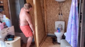 Установка веранды. Ставим стены в санузле. Строим дом своими руками.mp4