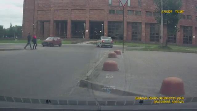 Водитель против пешехода показательный рукопашный бой посреди дороги смотреть онлайн