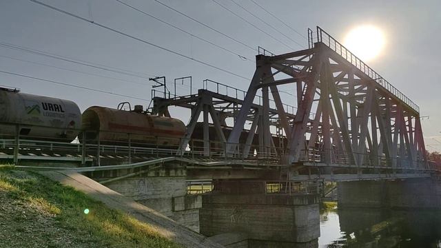 Вл80С-629 пересекает с грузовым составом мост через р.Казанка смотреть онлайн
