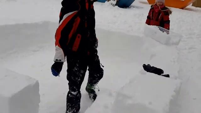 Строим иглу снежную крепость Катание с ледяной горки смотреть онлайн