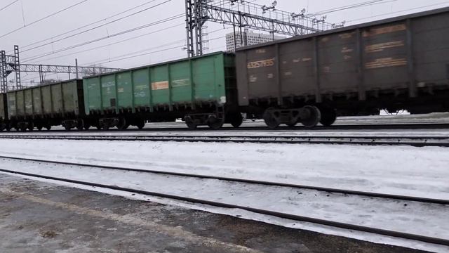 Электровозы ВЛ10К-1651/ВЛ10К-1713 с грузовым поездом на ст.Полянки+приветливый машинист смотреть онлайн