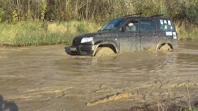 Уаз Патриот буксует в луже, начинают ржать, а он взял выехал смотреть онлайн