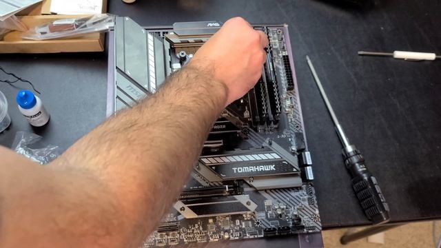 Building a Gaming PC with Intel i5 10600k ft. MSI MAG Z490 Tomahawk смотреть онлайн