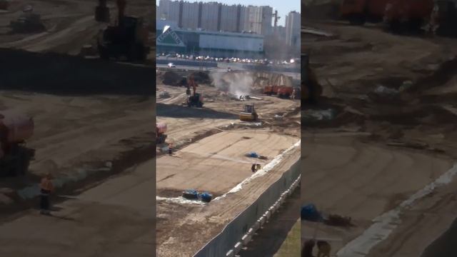 Поливают водой песок #Shorts #песок #полив #стройка смотреть онлайн