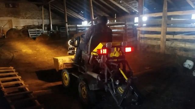 Мини погрузчик с возможностями МТЗ видео1 Отжимание на ковше и световые приборы в работе смотреть онлайн