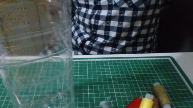 Пластиковая бутылка для хранения катушек с нитками. смотреть онлайн