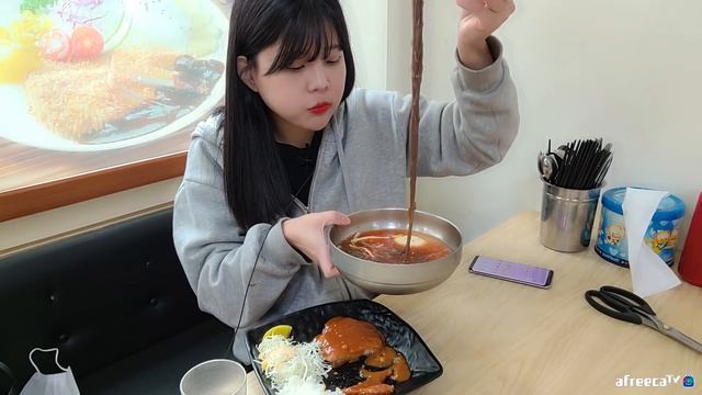 "중자 시키세요 대자 너무 큰데?" "아니요 대자 주세요ㅋㅋ" 4인분 중자에서 5인분 대자로 바꾸니깐 중자로 시키라고 권유하는 사장님ㅋㅋ 인하대 5차 릴레이 먹방! смотреть онлайн