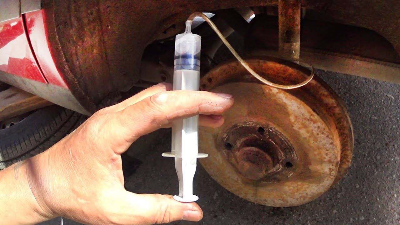 Прокачка тормозов! Секрет автомеханика. Как прокачать тормоза без помощника своими руками смотреть онлайн