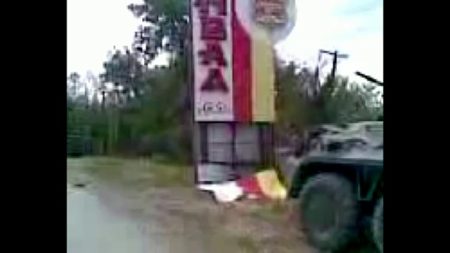 Грузинский БТР сносит стеллу с надписью Цхинвал смотреть онлайн