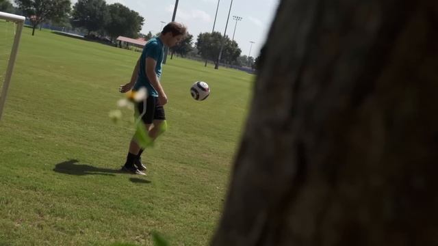 How to JUGGLE a Soccer Ball for Beginners смотреть онлайн