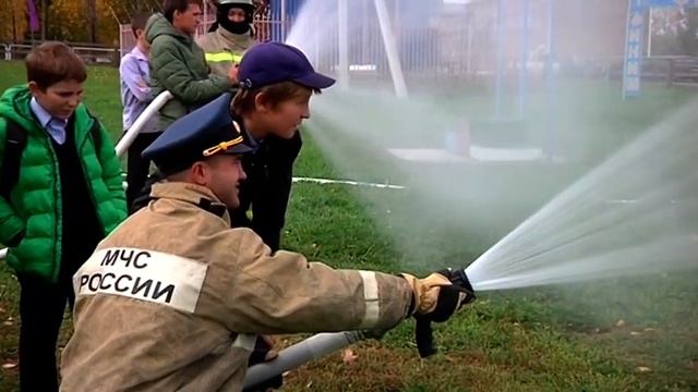 Потушили горящий дом, примерили костюмы пожарных спасателей. смотреть онлайн