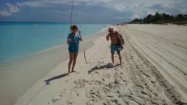 Француз ?? пристает к моей жене прямо на пляже! смотреть онлайн