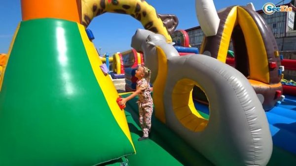 Детская Площадка с БАТУТАМИ! Ярослава катается с БОЛЬШОЙ ГОРКИ! Indoor Playground for Kids