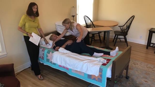 Placing a Turn or Draw sheet under a patient смотреть онлайн