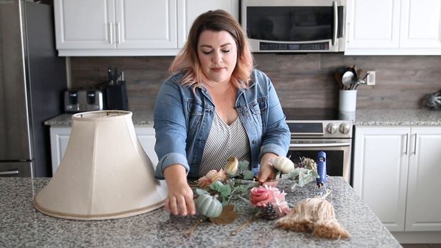 $5 Goodwill Challenge: DIY Fall Wreath from Old Lampshade смотреть онлайн