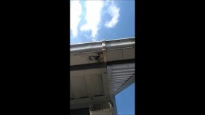 Водосточка рассыпалась Воронки отскочили Трубы люфтят