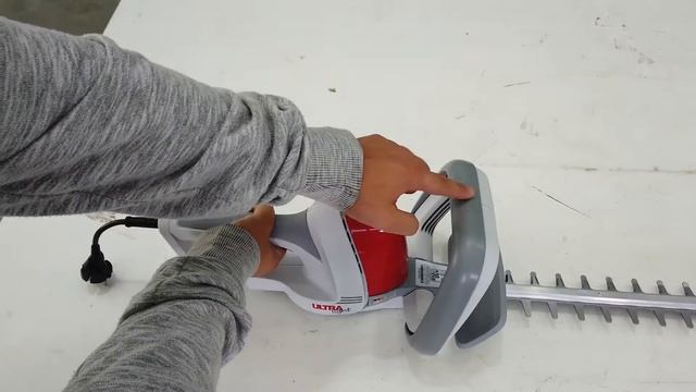 Taille-haie électrique IKRA FHS 1555 de 550 W - Montage et présentation смотреть онлайн