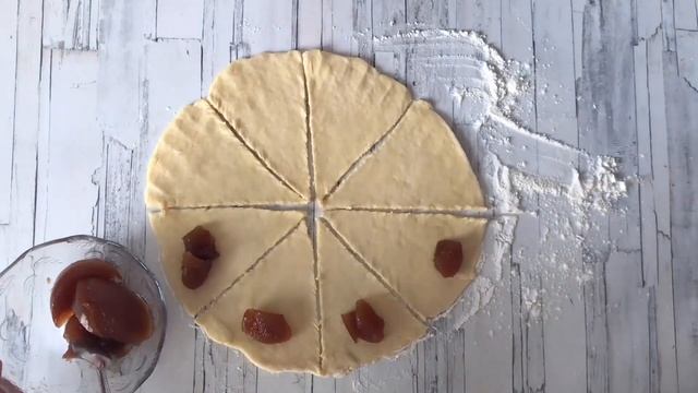 КАК ПРИГОТОВИТЬ РОГАЛИКИ НА СМЕТАНЕ С ПОВИДЛОМ? Простая и вкусная выпечка без дрожжей к чаю смотреть онлайн
