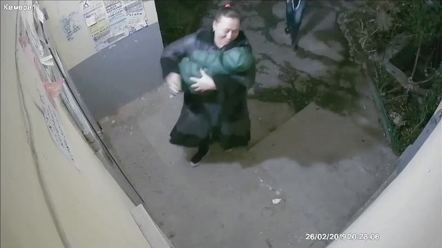 5 как правильно выключить свет в подъезде перед входом в него соседей с ребенком на руках смотреть онлайн