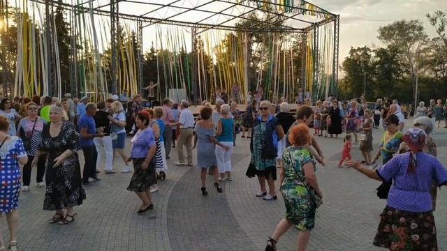 Мариуполь Дискотека в парке Веселка смотреть онлайн