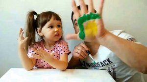 СЕМЬЯ ПАЛЬЧИКОВ ПЕСНЯ НА РУССКОМ Учим цвета Learn colors Папа пальчик Finger family