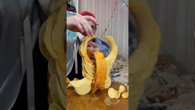Построил тройное кольцо из чипсов! смотреть онлайн
