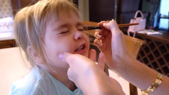 Оливия в первый раз решила сделать макияж. Это самое первое загруженное видео на канале Olivia Vlog