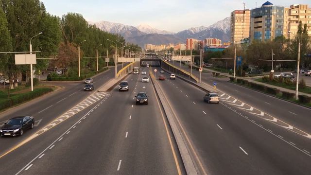 Алматы. Движение на улице Саина. Апрель 2020 смотреть онлайн
