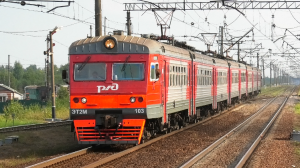 ЭТ2М-103 сообщением Посёлок — Санкт-Петербург делает остановку на о.п. Паровозный музей