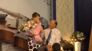 Дедушка поёт на свадьбе сына. Даже сын и его мама с невестой заплакали