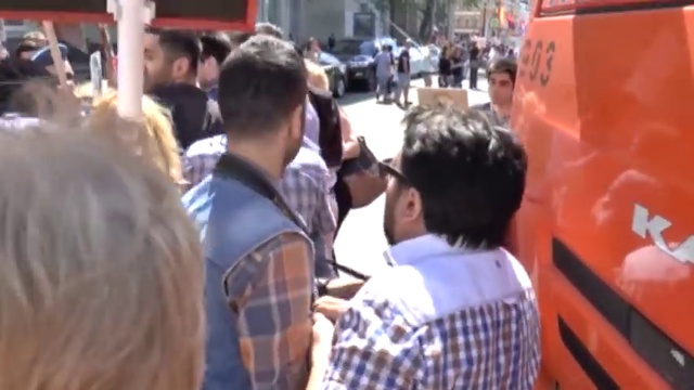 Армяне России в БЕССМЕРТНОМ ПОЛКУ и провокация азербайджанских экстремистов ( 9 мая 2016 г, Москва ) смотреть онлайн