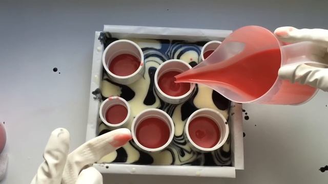 Soapmaking: Thorns and Roses soap (pipe divider swirl) смотреть онлайн