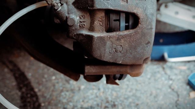 How to bleed brakes on a Mazda 3 смотреть онлайн