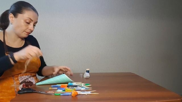 "Букет из канцтоваров, конфет в кульке из тетради к 1 сентября" смотреть онлайн