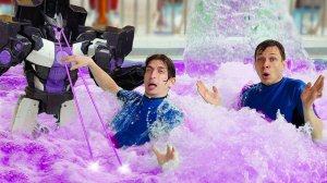 Машинки и Роботы Трансформеры в Аквапарке - Мегатрон против Акватим! - Смешные видео игры битвы