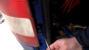VW Caddy. Как снять задний фонарь.
