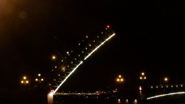 Питер. Разведение мостов, захватывающее зрелище.