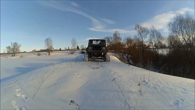 В снежном плену. УАЗ v8 по плотному снегу смотреть онлайн
