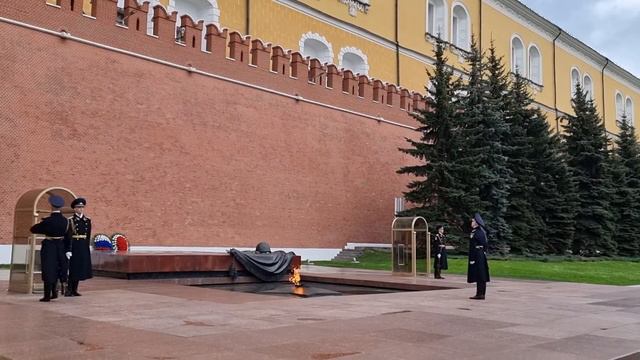 Почетный караул у Вечного огня смотреть онлайн