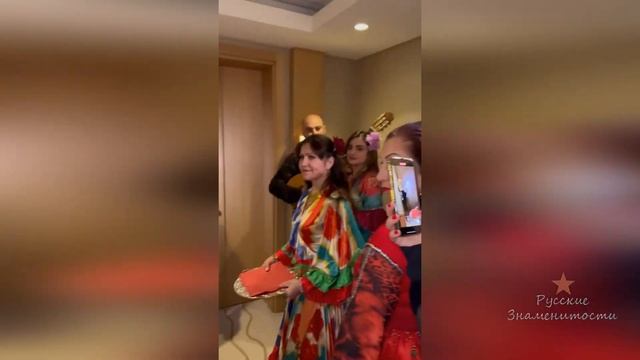 Друзья Ксении Бородиной сделали ей утренний сюрприз в день рождения! смотреть онлайн