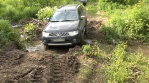 на что способен Mitsubishi Pajero Sport 2.5 D -штурм грязевого склона речки.