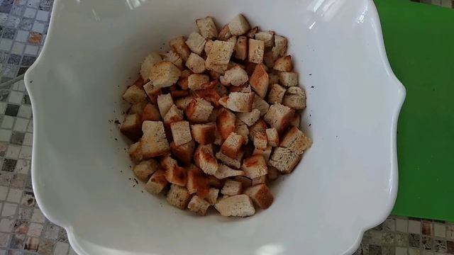 Простой салат с курицей наподобие "Цезаря" смотреть онлайн