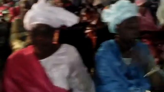 Vue du public arrive a la conférence parrainée par la famille de Feu El Hadji Serigne SALL смотреть онлайн