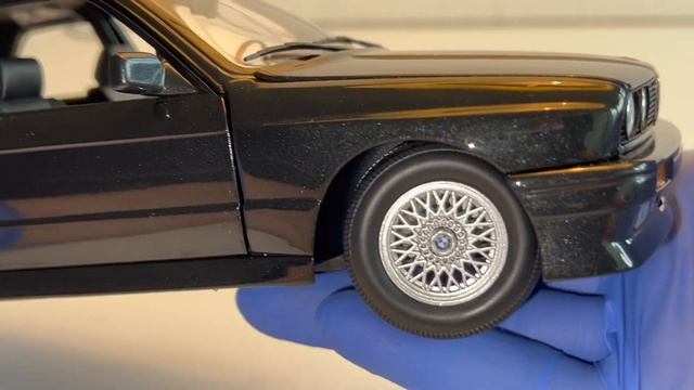BMW M3 (E30) 1987 1/18 MiniChamps смотреть онлайн