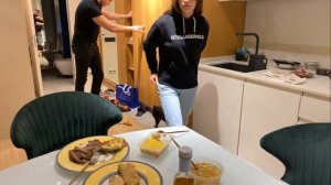 Девушка запрыгнула на artem wolf