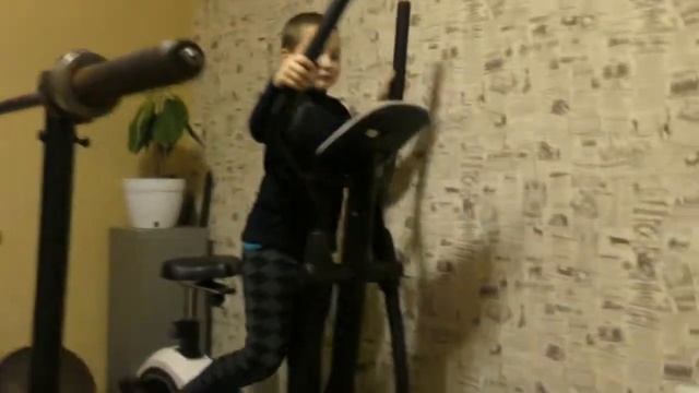 09.12.2016. Стасик испытывает орбитрек Spirit SE 160-43. смотреть онлайн